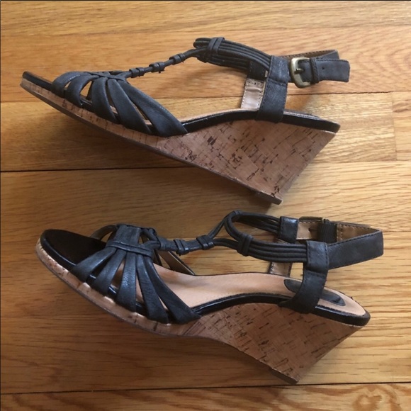 clarks t strap sandals